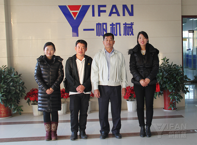 一帆工作人员与泰国客户合影留念