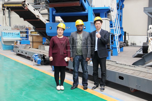 尼日利亚客户与一帆业务人员合影留念