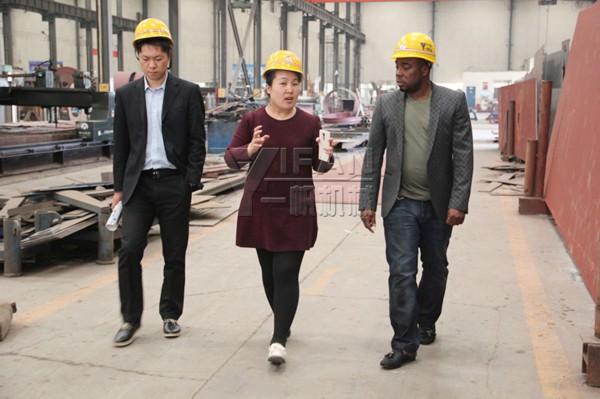 一帆业务人员陪同考察生产车间