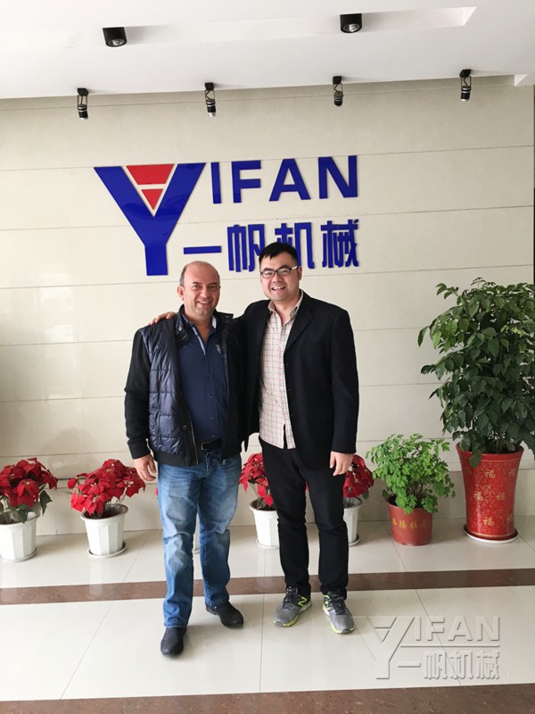 客户与一帆人合影留念 客户与一帆人合影留念