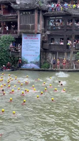 2025澳门特马开奖记录和凤凰古城百人抢鸭子与凤凰古城百人抢鸭子是真的吗